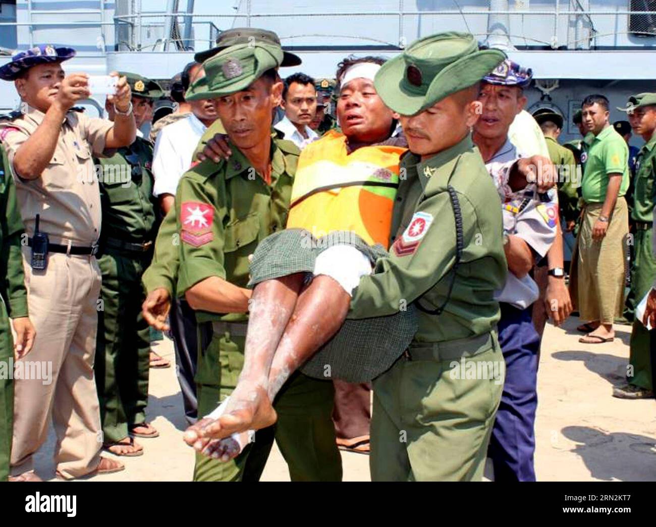 (150314) -- RAKHINE, 14 marzo 2015 -- i soccorritori aiutano un sopravvissuto all'incidente di affondamento della nave nello Stato di Rakhine occidentale del Myanmar, 14 marzo 2015. Almeno 21 persone sono morte e altre 47 sono scomparse, tra cui 30 donne, affondate al largo di Kyaukphyu, una grande città dello Stato di Rakhine occidentale del Myanmar, venerdì sera, fonti ufficiali confermate sabato. ) (Zjy) MYANMAR-RAKHINE-VESSEL SINKAGE-RESCUE MyanmarxNewsxAgency PUBLICATIONxNOTxINxCHN Rakhine 14 marzo 2015 salvataggio aiuto un sopravvissuto dell'incidente navale nello Stato occidentale di Rakhine del Myanmar 14 marzo 2015 almeno 21 celebrità sono morte a. Foto Stock