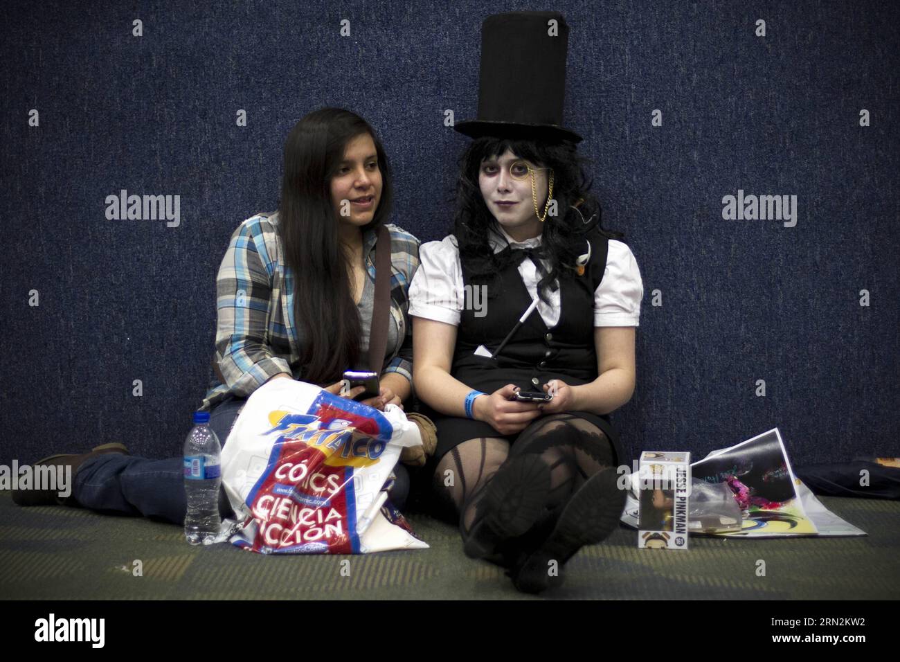 CITTÀ DEL MESSICO, 13 marzo 2015 -- le persone riposano durante la Mole Comic con tenutasi al WTC International Convention and Exhibition Center, a città del Messico, capitale del Messico, il 13 marzo 2015. Alejandro Ayala) CITTÀ DEL MESSICO-MESSICO-SOCIETÀ-COMIC e AlejandroxAyala PUBLICATIONxNOTxINxCHN città del Messico 13 marzo 2015 celebrità riposano durante la Mole Comic con Hero nel WTC International Convention and Exhibition Center di città del Messico capitale del Messico IL 13 marzo 2015 Alejandro Ayala Messico Mexico City Society Comic e PUBLICATIONxNOTxINxCHN Foto Stock