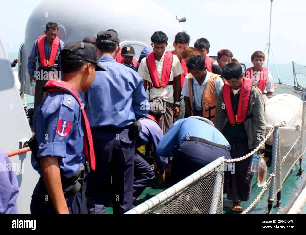 (150314) -- RAKHINE, 14 marzo 2015 -- i soccorritori aiutano i sopravvissuti all'incidente di affondamento della nave nello Stato occidentale di Rakhine in Myanmar, 14 marzo 2015. Almeno 21 persone sono morte e altre 47 sono scomparse, tra cui 30 donne, affondate al largo di Kyaukphyu, una grande città dello Stato di Rakhine occidentale del Myanmar, venerdì sera, fonti ufficiali confermate sabato. ) (Zjy) MYANMAR-RAKHINE-VESSEL SINKAGE-RESCUE MyanmarxNewsxAgency PUBLICATIONxNOTxINxCHN Rakhine 14 marzo 2015 salvataggio aiutare i sopravvissuti dell'incidente navale nello Stato occidentale di Rakhine del Myanmar 14 marzo 2015 almeno 21 celebrità sono morte e.. Foto Stock