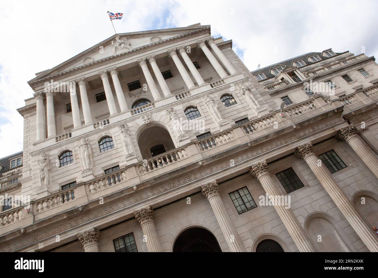 Londra, Regno Unito. 30 agosto 2023. La Banca d'Inghilterra nella City di Londra. Il capo economista della Banca, Huw Pill, ha indicato che ulteriori aumenti dei tassi di interesse possono essere utilizzati per raggiungere il tasso di inflazione takget del 2%. L'inflazione nel Regno Unito è al 6,8%. Crediti: Anna Watson/Alamy Live News Foto Stock