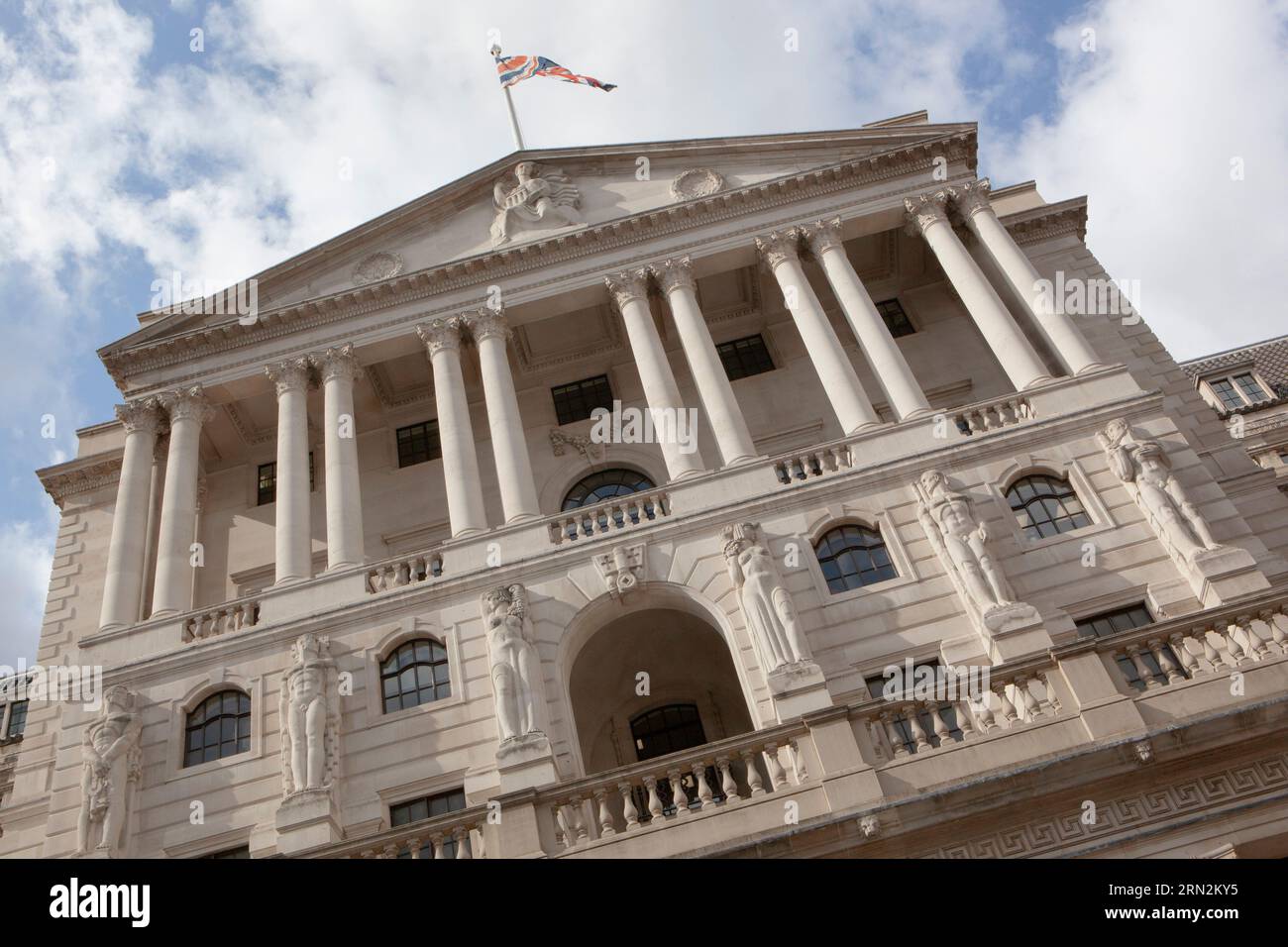 Londra, Regno Unito. 30 agosto 2023. La Banca d'Inghilterra nella City di Londra. Il capo economista della Banca, Huw Pill, ha indicato che ulteriori aumenti dei tassi di interesse possono essere utilizzati per raggiungere il tasso di inflazione takget del 2%. L'inflazione nel Regno Unito è al 6,8%. Crediti: Anna Watson/Alamy Live News Foto Stock