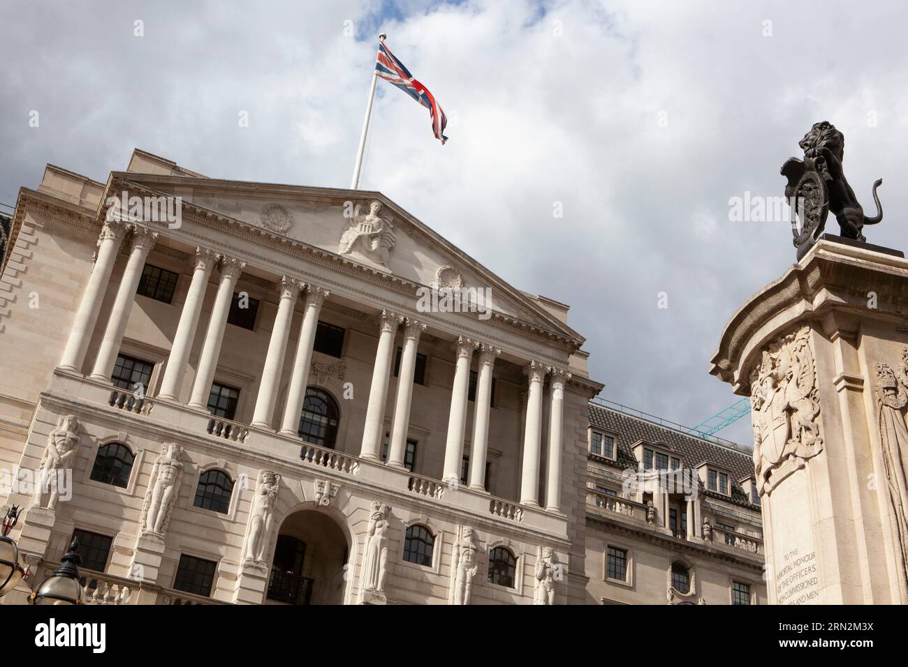 Londra, Regno Unito. 30 agosto 2023. La Banca d'Inghilterra nella City di Londra. Il capo economista della Banca, Huw Pill, ha indicato che ulteriori aumenti dei tassi di interesse possono essere utilizzati per raggiungere il tasso di inflazione takget del 2%. L'inflazione nel Regno Unito è al 6,8%. Crediti: Anna Watson/Alamy Live News Foto Stock