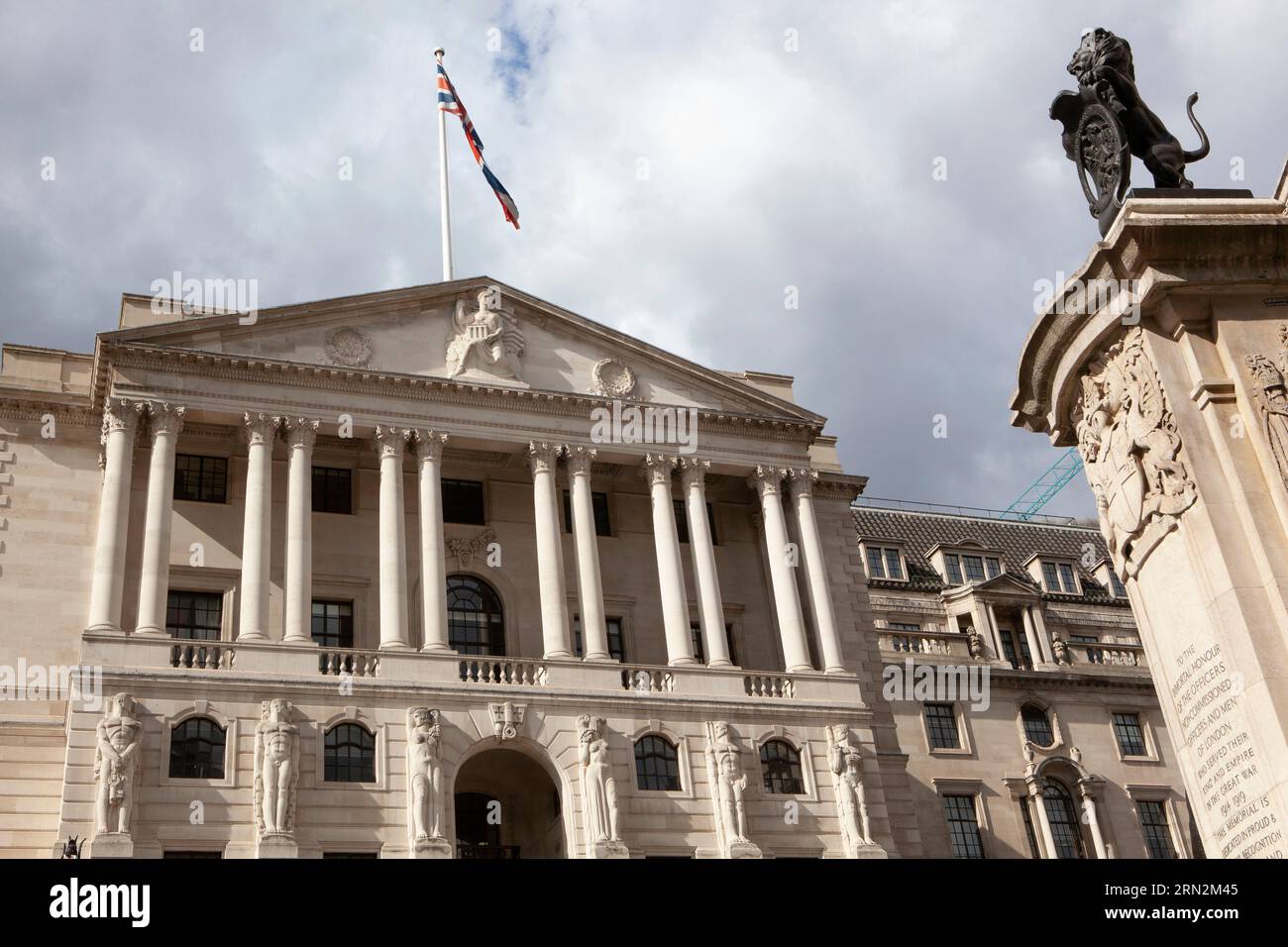 Londra, Regno Unito. 30 agosto 2023. La Banca d'Inghilterra nella City di Londra. Il capo economista della Banca, Huw Pill, ha indicato che ulteriori aumenti dei tassi di interesse possono essere utilizzati per raggiungere il tasso di inflazione takget del 2%. L'inflazione nel Regno Unito è al 6,8%. Crediti: Anna Watson/Alamy Live News Foto Stock