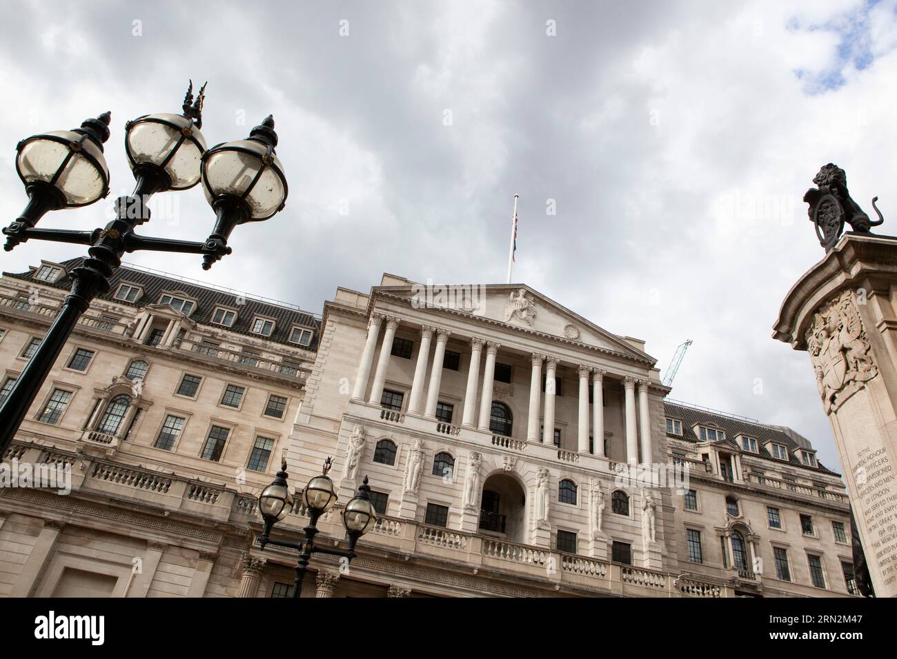 Londra, Regno Unito. 30 agosto 2023. La Banca d'Inghilterra nella City di Londra. Il capo economista della Banca, Huw Pill, ha indicato che ulteriori aumenti dei tassi di interesse possono essere utilizzati per raggiungere il tasso di inflazione takget del 2%. L'inflazione nel Regno Unito è al 6,8%. Crediti: Anna Watson/Alamy Live News Foto Stock