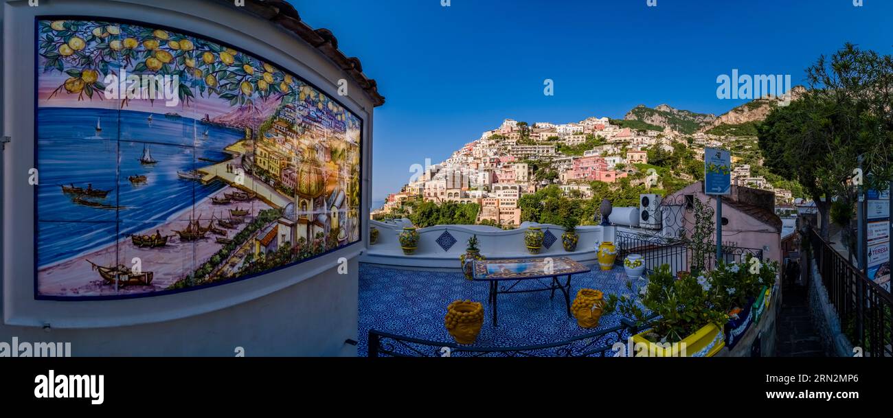 Vista panoramica delle case bianche della città di Positano sulla Costiera Amalfitana, arroccate su una collina che si affaccia sul Mar Mediterraneo. Foto Stock