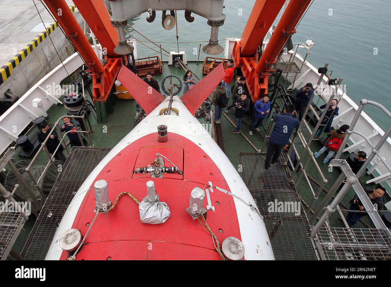 (150317) -- QINGDAO, 17 marzo 2015 -- le persone visitano il sommergibile cinese Jiaolong con equipaggio in alto mare nel suo nuovo porto di origine a Qingdao, nella provincia orientale dello Shandong della Cina, 17 marzo 2015. Jiaolong è ormeggiata con successo nel suo nuovo porto di Qingdao dopo una spedizione di 118 giorni nell'Oceano Indiano. Durante l'ultima missione, Jiaolong ha effettuato con successo 13 immersioni per osservare diverse aree idrotermali, le caratteristiche dei fluidi idrotermali e della biodiversità di acque profonde, raccogliendo una grande quantità di dati e più di 700 campioni. )(MCG) CHINA-SHANDONG-QINGDAO-MANNED SUB JIAOLONG-RETURN (CN) LINXXIA Foto Stock