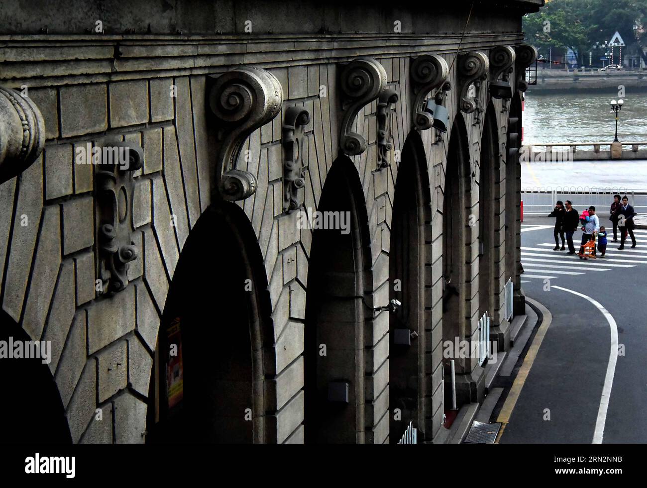 La foto scattata il 28 gennaio 2014 mostra lo Xinhua Hotel in stile Qilou, a Guangzhou, capitale della provincia del Guangdong della Cina meridionale. Gli edifici Qilou, o portici, furono popolari in Europa e furono poi introdotti al mondo. Il primo edificio Qilou della Cina è stato costruito a Guangzhou, capitale della provincia del Guangdong della Cina meridionale, che è anche tra le prime città costiere ad abbracciare la cultura straniera e iniziare la modernizzazione. Negli anni '30 e '40, l'architettura Qilou iniziò a prevalere nelle parti meridionali della Cina come Guangdong, Guangxi, Hainan e Fujian, e gradualmente divenne un'architettura distintiva Foto Stock