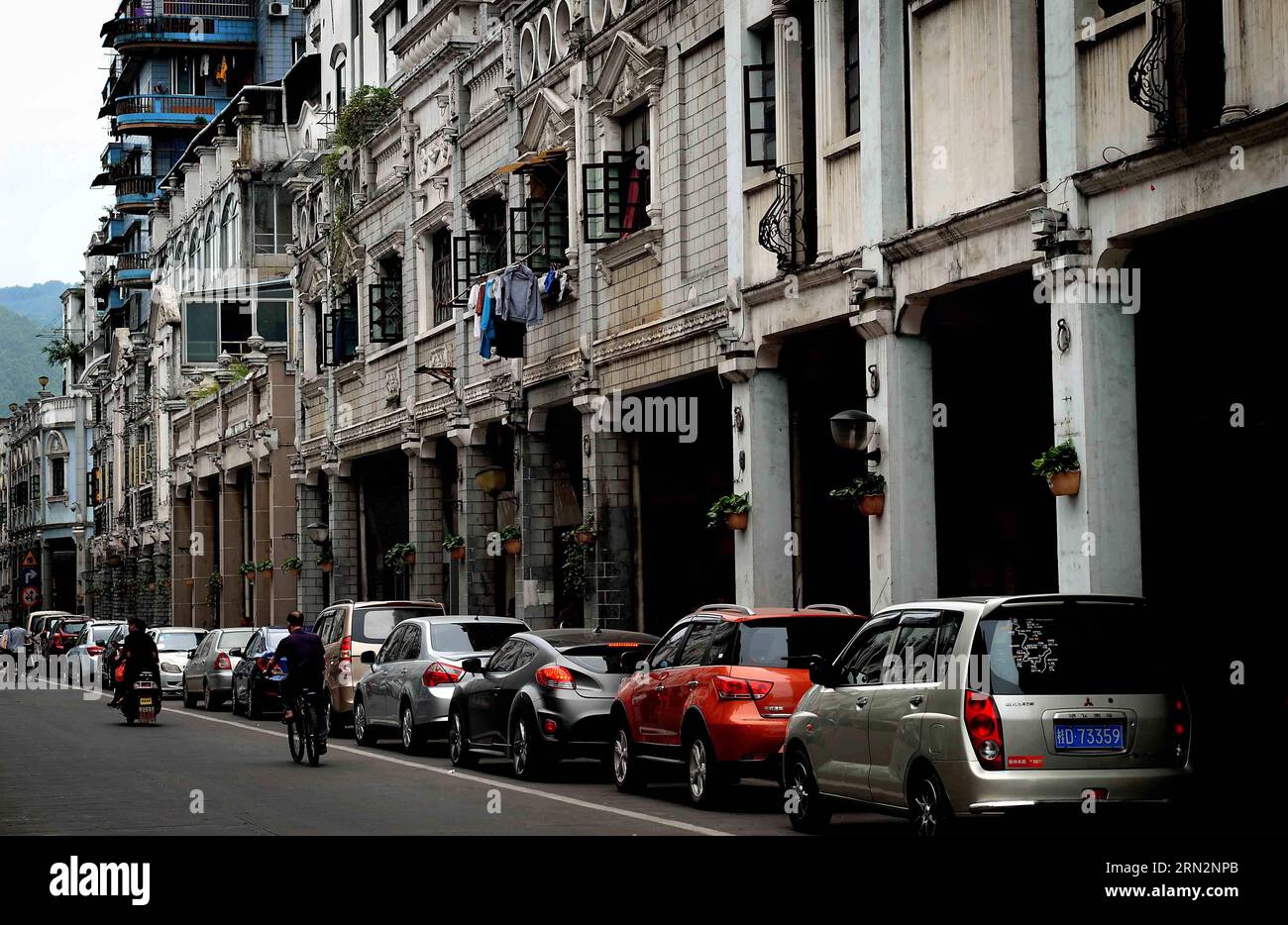 La foto scattata il 19 aprile 2014 mostra gli edifici Qilou di stili diversi nella città di Wuzhou, nella regione autonoma Guangxi Zhuang del sud-ovest della Cina. Gli edifici Qilou, o portici, furono popolari in Europa e furono poi introdotti al mondo. Il primo edificio Qilou della Cina è stato costruito a Guangzhou, capitale della provincia del Guangdong della Cina meridionale, che è anche tra le prime città costiere ad abbracciare la cultura straniera e iniziare la modernizzazione. Negli anni '30 e '40, l'architettura Qilou iniziò a prevalere nelle parti meridionali della Cina come Guangdong, Guangxi, Hainan e Fujian, e gradualmente divenne un disti Foto Stock