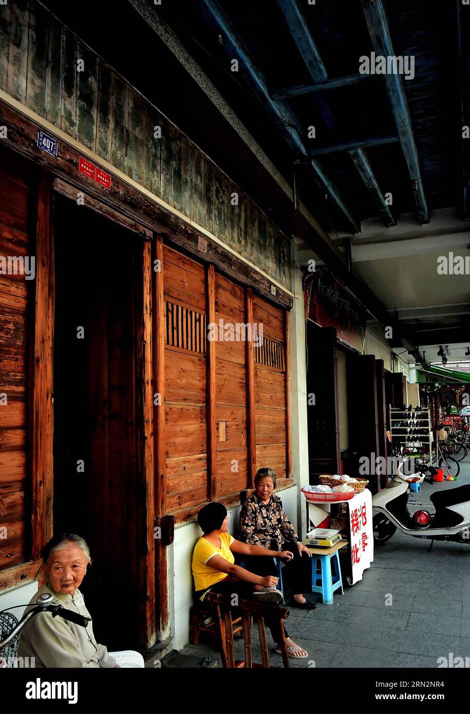 Gli anziani si riposano in un corridoio di un edificio Qilou nella città di Chaozhou, nella provincia del Guangdong della Cina meridionale, 27 ottobre 2014. Gli edifici Qilou, o portici, furono popolari in Europa e furono poi introdotti al mondo. Il primo edificio Qilou della Cina è stato costruito a Guangzhou, capitale della provincia del Guangdong della Cina meridionale, che è anche tra le prime città costiere ad abbracciare la cultura straniera e iniziare la modernizzazione. Negli anni '30 e '40, l'architettura Qilou iniziò a prevalere nelle parti meridionali della Cina come Guangdong, Guangxi, Hainan e Fujian, e gradualmente divenne un architetto distintivo Foto Stock