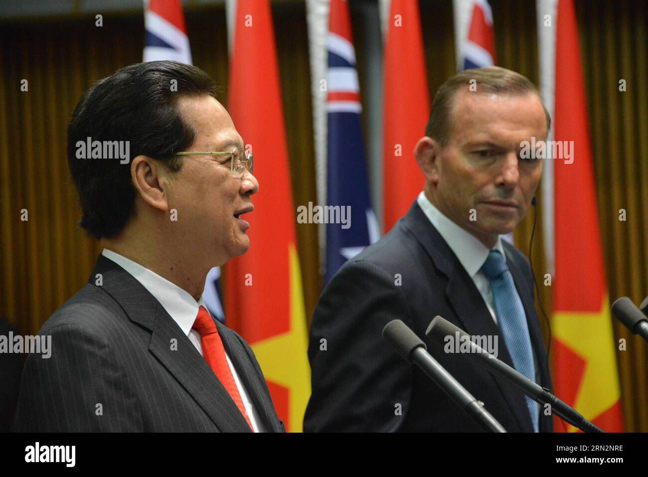 Visitando il primo ministro vietnamita Nguyen Tan Dung (L) e il primo ministro australiano Tony Abbott partecipano a una conferenza stampa congiunta presso il Parlamento di Canberra, Australia, 18 marzo 2015. ) AUSTRALIA-CANBERRA-VIETNAM-PM-VISITANDO XuxHaijing PUBLICATIONxNOTxINxCHN visitando i primi ministri vietnamiti Nguyen TAN Dung l e i primi ministri australiani Tony Abbott partecipano a una conferenza stampa congiunta PRESSO il Parlamento di Canberra Australia 18 marzo 2015 Australia Canberra Vietnam PM visitando PUBLICATIONxNOTxINxCHN Foto Stock
