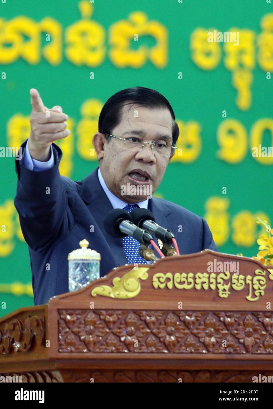 (150319) -- PHNOM PENH, 19 marzo 2015 -- il primo ministro cambogiano Hun Sen parla ad una cerimonia di premiazione di borse di studio presso l'Università della Cambogia a Phnom Penh, Cambogia, 19 marzo 2015. Giovedì il primo ministro cambogiano Hun Sen ha accusato Kem Sokha, vicepresidente del Partito di salvataggio nazionale cambogiano (CNRP), di aver guidato le proteste post-elettorali nel 2013 in un complotto per rovesciare il governo. ) CAMBOGIA-PHNOM PENH-HUN SEN-ACCUSA Sovannara PUBLICATIONxNOTxINxCHN Phnom Penh 19 marzo 2015 i primi ministri cambogiani HUN Sen parla A una cerimonia di premiazione di una borsa di studio PRESSO l'Università di Foto Stock