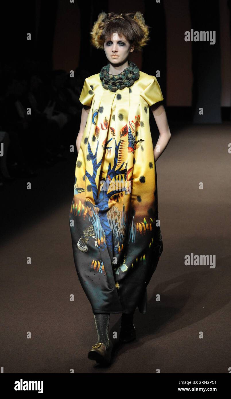 (150319) -- TOKYO, 19 marzo 2015 -- Una modella espone una creazione disegnata da Hiroko Koshino durante la sua collezione Autunno/Inverno 2015-16 in una settimana della moda a Tokyo, Giappone, 19 marzo 2015. ) GIAPPONE-TOKYO-SETTIMANA DELLA MODA Stringer PUBLICATIONxNOTxINxCHN Tokyo 19 marzo 2015 un modello espone una creazione progettata da Hiroko Koshino durante la sua collezione Autunno Inverno 2015 16 A una settimana della moda a Tokyo Giappone 19 marzo 2015 Japan Tokyo Fashion Week Stringer PUBLICATIONxNOTxINxCHN Foto Stock