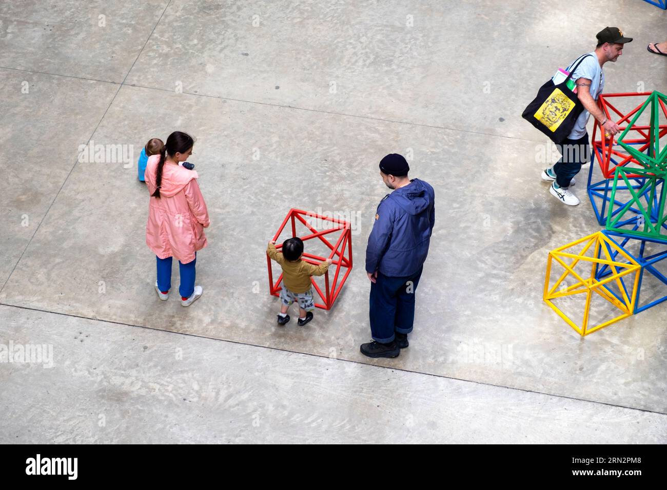 Ammira dall'alto l'installazione artistica Zero to Infinity presso la Tate Modern Art Gallery turbine Hall a Londra, Inghilterra, 2023 KATHY DEWITT Foto Stock