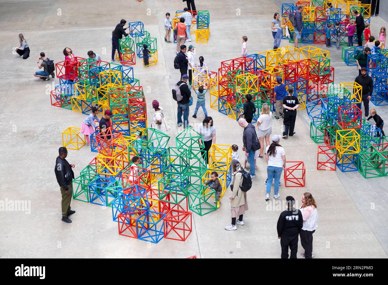 Ammira dall'alto l'installazione artistica Zero to Infinity presso la Tate Modern Art Gallery turbine Hall a Londra, Inghilterra, 2023 KATHY DEWITT Foto Stock