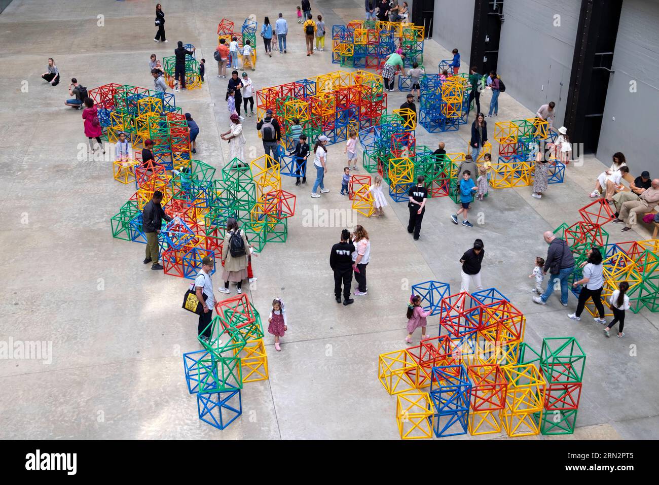 Ammira dall'alto l'installazione artistica Zero to Infinity presso la Tate Modern Art Gallery turbine Hall a Londra, Inghilterra, 2023 KATHY DEWITT Foto Stock