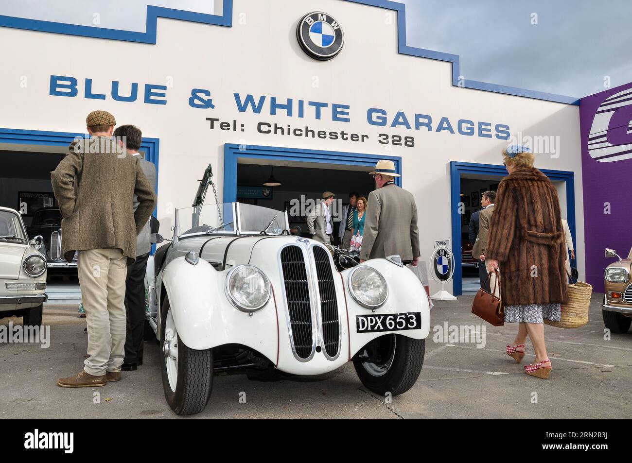 Riproduzione di uno showroom BMW garage, chiamato Blue & White Garages of Chichester, all'evento Goodwood Revival Old Times. Frazer Nash 328 / BMW 328 Foto Stock