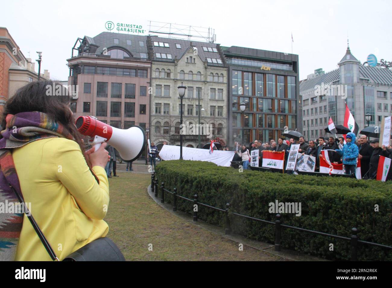 OSLO, 20 marzo 2015 -- un organizzatore grida slogan durante una protesta tenuta da iracheni d'oltremare contro le attività terroristiche del gruppo estremista Islamic State (IS) a Oslo, Norvegia, 20 marzo 2015. (Lyi) NORVEGIA-OSLO-IRAQ-RPOTEST LiangxYouchang PUBLICATIONxNOTxINxCHN Oslo marzo 20 2015 a Organizer URLA slogan durante una protesta eroe da parte degli iracheni d'oltremare contro le attività terroristiche del gruppo estremista Stato islamico SI TROVA a Oslo Norvegia marzo 20 2015 lyi Norvegia Oslo Iraq PUBLICATIONxNOTxINxCHN Foto Stock