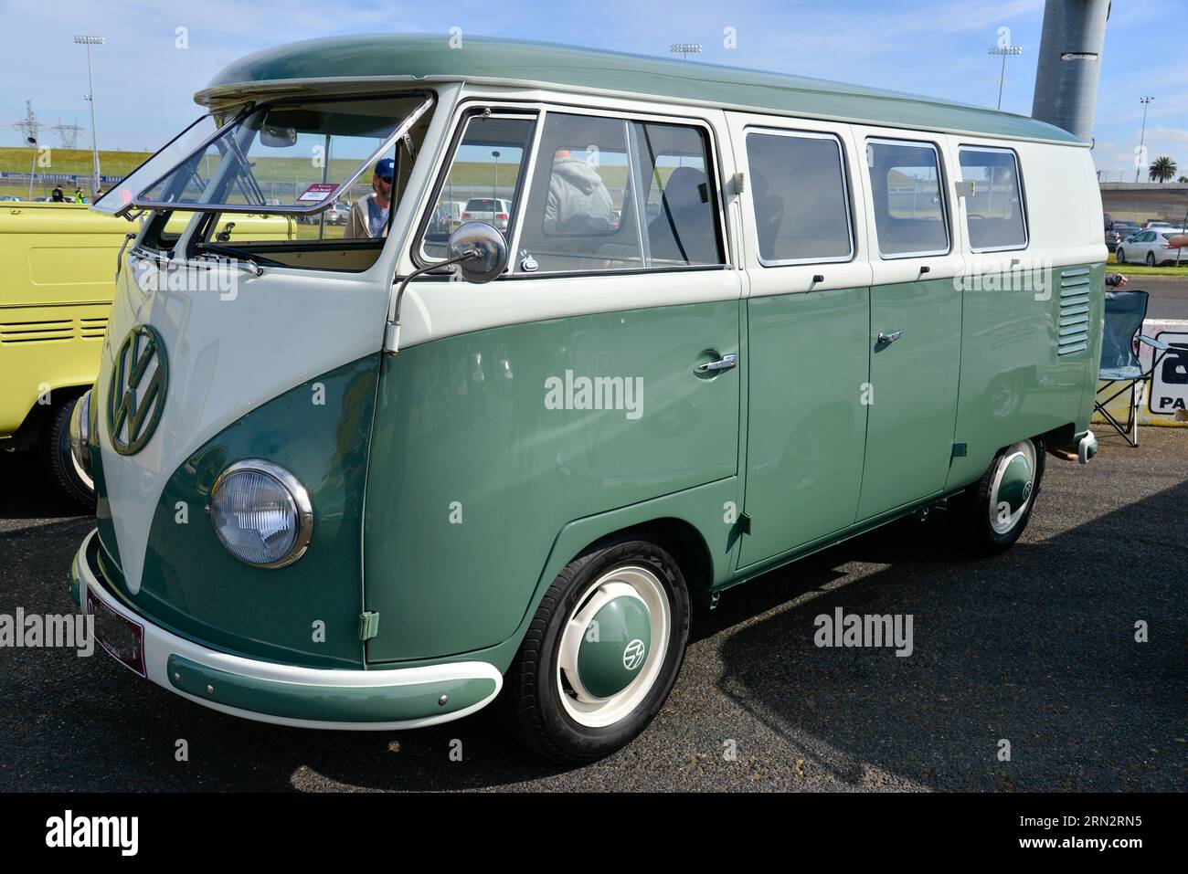 Volkswagen VW Kombi Transporter Mini Van Verde bianco crema vintage retro Show Shine Day Out, Melbourne Victoria Foto Stock