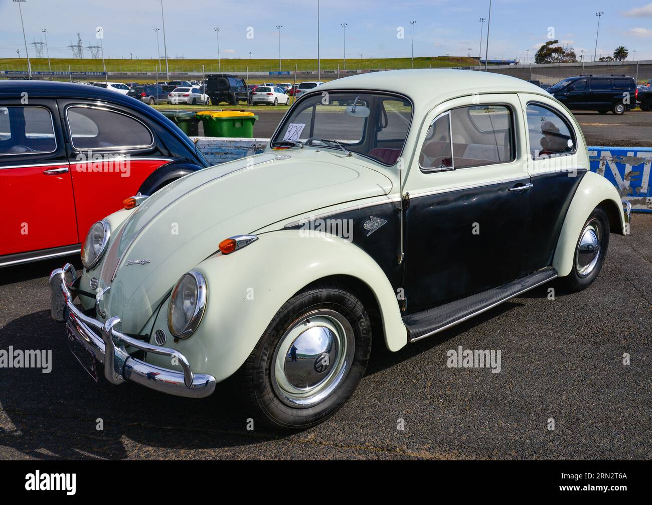 Volkswagen VW Beetle Nero bianco crema vintage retro On Show Shine, Melbourne, Victoria, Australia Foto Stock
