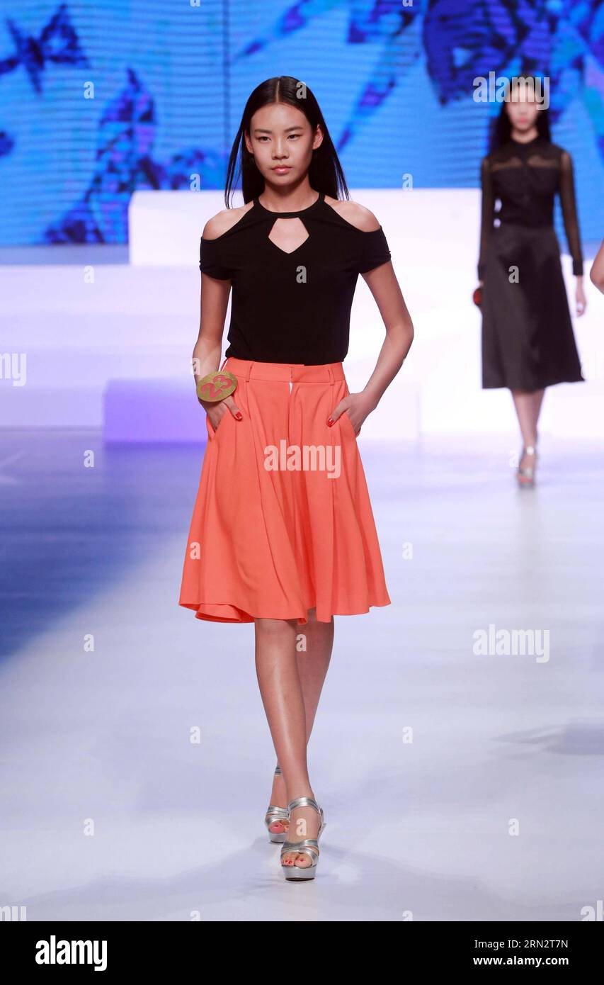 (150324) -- PECHINO, 23 marzo 2015 -- il concorrente Zhao Xueqi, che alla fine ha vinto il secondo posto, partecipa al decimo China Super Model Final Contest a Pechino, capitale della Cina, 23 marzo 2015. ) (mt) CHINA-BEIJING-SUPER MODEL CONTEST (CN) ChenxJiannan PUBLICATIONxNOTxINxCHN Pechino 23 marzo 2015 il concorrente Zhao Xueqi che ha finalmente vinto il secondo classificato partecipa al 10° China Super Model Final Contest a Pechino capitale della Cina 23 marzo 2015 Mt China Beijing Super Model Contest CN PUBLICATIONxNOTxINxCHN Foto Stock