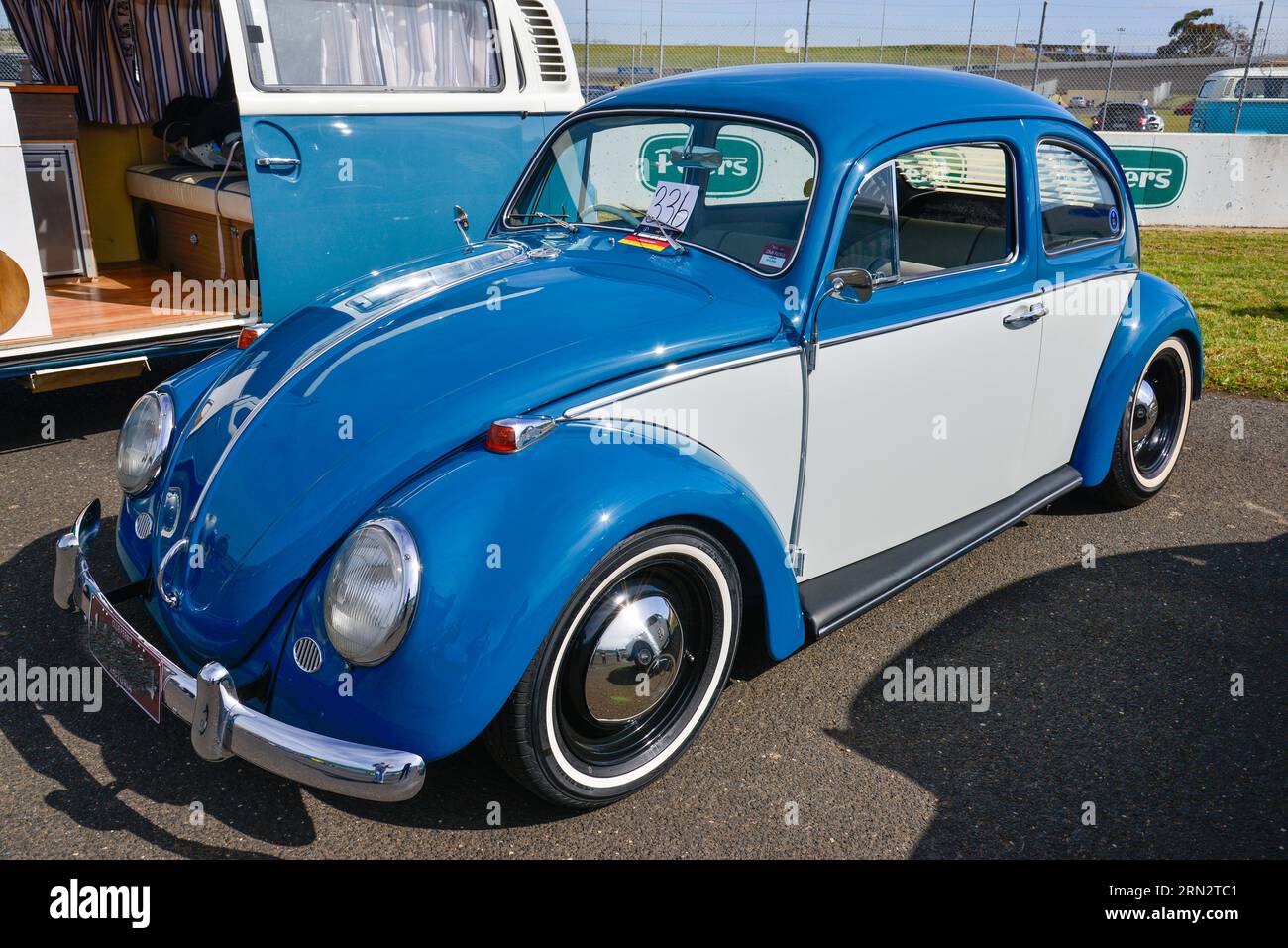 Volkswagen VW Beetle Blue e Cream White vintage retro On Show Shine, Melbourne, Victoria, Australia Foto Stock
