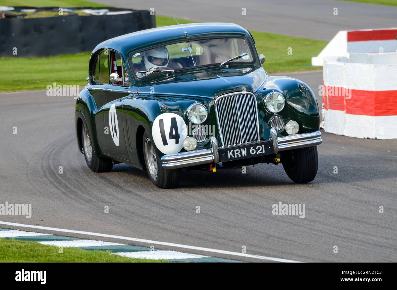 Berlina classica Jaguar Mk VII, auto da corsa d'epoca che gareggia nel St Marys Trophy all'evento storico Goodwood Revival, Regno Unito. Berlina di lusso in competizione Foto Stock