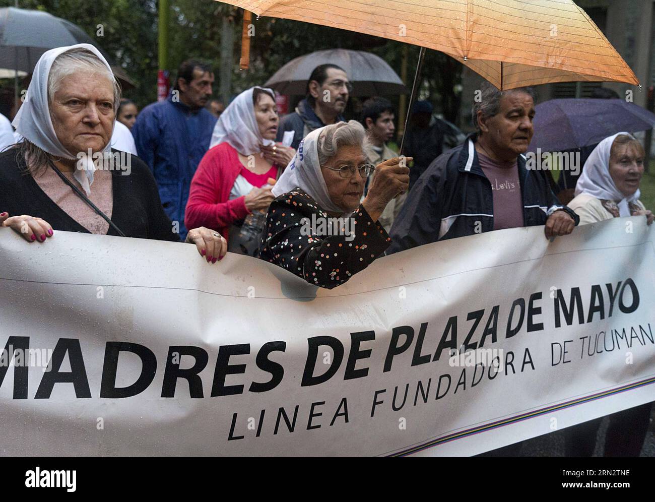 (150325) -- TUCUMAN, membri dell'organizzazione Madres de Plaza de Mayo Founding Line, partecipano a una marcia che si tiene per commemorare il 39° anniversario del colpo di stato del 1976, a San Miguel de Tucuman, provincia di Tucuman, Argentina, il 24 marzo 2015. L'ex sovrano militare argentino Jorge Rafael Videla, che prese il potere con il colpo di stato del 1976 e governò fino al 1981, torturò e uccise attivisti di sinistra in centri di detenzione segreti. È stato imprigionato nel 2010 per scontare la condanna a vita dopo essere stato condannato per crimini contro l'umanità ed è morto nel 2013 in prigione. Julio Pantoja/TELAM) (djj) ARGENTINA-TUCUMAN-CO Foto Stock