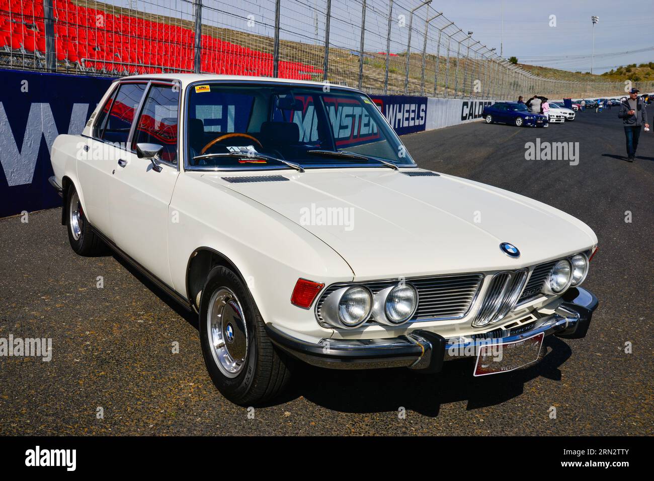 Berlina BMW d'epoca classica in mostra all'autodromo di un giorno di sole Melbourne, Australia Foto Stock