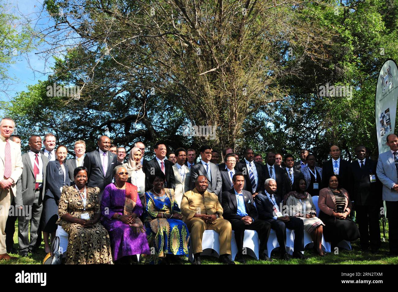 (150325)-- KASANE, 25 marzo 2015--- i principali delegati, tra cui il presidente del Botswana Seretse Khama Ian Khama (fronte, R4) e il presidente del Gabon Ali Bongo (fronte, L4), posano per una foto di gruppo nella città nordorientale del Botswana di Kasane il 25 marzo 2015. Delegazioni di 35 paesi e circa 20 organizzazioni internazionali hanno partecipato alla conferenza di Kasane di un giorno mercoledì a Kasane con l'obiettivo di definire impegni specifici per sradicare il mercato dei prodotti illegali della fauna selvatica, garantire efficaci deterrenti e rafforzare l'applicazione della legge e lo sviluppo economico. )(AZP) BOTSWANA-KASANE-WILDLIFE C. Foto Stock