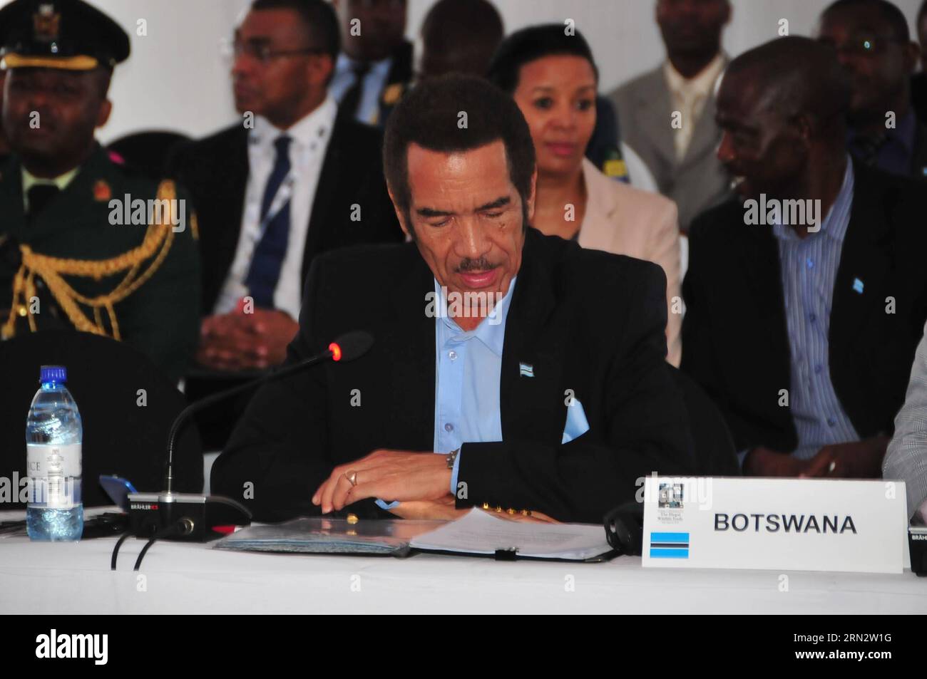 (150325)-- KASANE, 25 marzo 2015-- il presidente del Botswana Seretse Khama Ian Khama si rivolge alla Kasane Conference on the illegal Wildlife Trade nella città nordorientale del Botswana, Kasane, il 25 marzo 2015. Delegazioni di 35 paesi e circa 20 organizzazioni internazionali hanno partecipato alla conferenza di Kasane di un giorno mercoledì a Kasane con l'obiettivo di definire impegni specifici per sradicare il mercato dei prodotti illegali della fauna selvatica, garantire efficaci deterrenti e rafforzare l'applicazione della legge e lo sviluppo economico. )(azp) BOTSWANA-KASANE-WILDLIFE CONFERENCE LuxTianran PUBLICATIONxNOTxINxCH Foto Stock