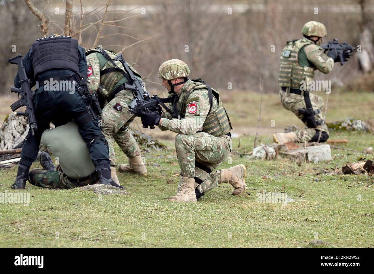 (150325) -- MANJACA, 25 marzo 2015 -- i membri dell'unità speciale di polizia (in uniforme verde chiaro) del Ministero dell'interno della Repubblica di Srpska e dell'unità speciale di polizia (in unifrom blu scuro) della Federazione di Bosnia-Erzegovina (BiH) svolgono esercitazioni sul campo di addestramento militare a Manjaca, nella BiH settentrionale, il mese di marzo. 25, 2015. ) BOSNIA-ERZEGOVINA-MANJACA-SPECIAL POLICE-TRAINING BorislavxZdrinja PUBLICATIONxNOTxINxCHN marzo 25 2015 membri dell'unità speciale di polizia in uniforme verde chiaro del Ministero dell'interno della Repubblica di Srpska e dell'unità speciale di polizia in Dark Blu Foto Stock