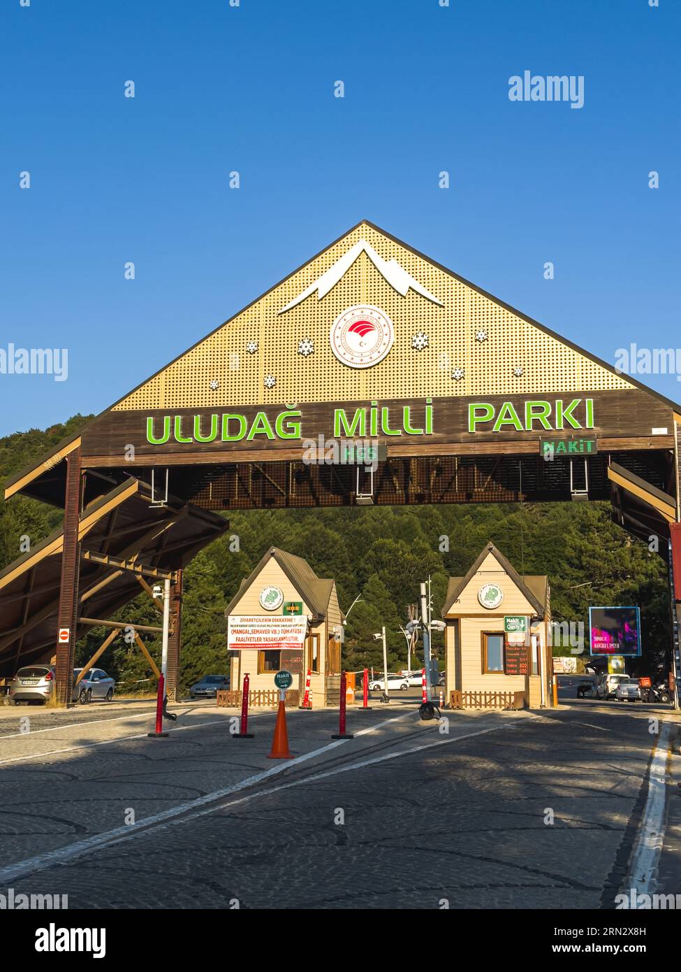 Uludag, Bursa - Turchia - 20 agosto 2023 : Parco Nazionale di Uludag, ingresso veicolo stazione sciistica , uno dei punti turistici più importanti di Bursa. Alta qualità Foto Stock