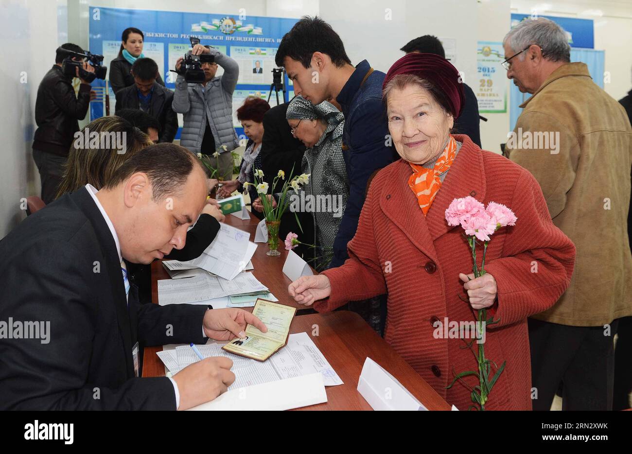 Gli elettori si registrano al No. 76 del polling station a Tashkent, capitale dell'Uzbekistan, il 29 marzo 2015. Il voto per le elezioni presidenziali in Uzbekistan è iniziato domenica. Secondo la Commissione elettorale centrale, oltre 20 milioni di elettori registrati avrebbero espresso i loro voti in oltre 9000 seggi elettorali istituiti in tutti i 14 distretti amministrativi dell'Uzbekistan, così come in paesi stranieri). UZBEKISTAN-TASHKENT-ELEZIONI PRESIDENZIALI VOTANTI Sadat PUBLICATIONxNOTxINxCHN elettori registrati PRESSO LA stazione di polling n. 76 a Tashkent capitale dell'Uzbekistan IL 29 2015 marzo votando per LE ELEZIONI presidenziali dell'Uzbekistan Foto Stock