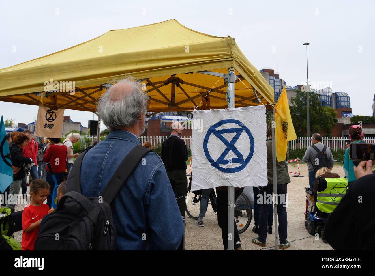 Bobigny, Francia. 31 agosto 2023. Diverse dozzine di attivisti dell'Extinction Rebellion e dell'ATTAC sono stati riuniti prima dell'audizione di 12 attivisti ambientali per aver invaso le piste dell'aeroporto di le Bourget, protestando contro i jet privati, presso la Corte di Bobigny, vicino a Parigi, in Francia il 31 agosto 2023. Foto di Pierrick Villette/ABACAPRESS.COM Credit: Abaca Press/Alamy Live News Foto Stock