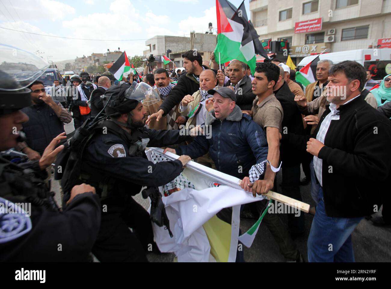(150330) -- NABLUS, 30 marzo 2015 -- i soldati israeliani si scontrano con i palestinesi mentre disperdono i manifestanti da una strada principale durante una protesta che segna la giornata della Terra nel villaggio di Howara vicino alla città di Nablus in Cisgiordania, il marzo. 30, 2015. I palestinesi hanno celebrato la giornata della Terra il 30 marzo, la commemorazione annuale delle proteste nel 1976 contro l'appropriazione da parte di Israele di terreni di proprietà araba in Galilea. MIDEAST-NABLUS-LAND-DAY-PROTESTA NidalxEshtayeh PUBLICATIONxNOTxINxCHN Nablus marzo 30 2015 soldati israeliani si scontrano con I PALESTINESI mentre manifestano da una strada principale durante una protesta che segna la giornata del Paese a Howara Foto Stock