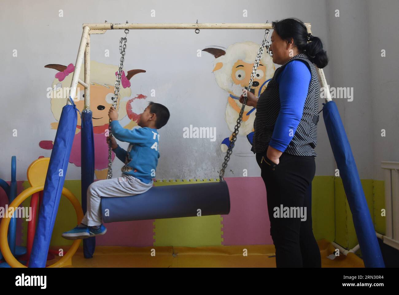 Un bambino autistico gioca sotto la guida di un insegnante presso il Centro speciale di riabilitazione e formazione per bambini di Xinzhi a Changchun, capitale della provincia di Jilin della Cina nord-orientale, 31 marzo 2015. Il 2 aprile segna l'ottava giornata Mondiale della consapevolezza dell'autismo. ) (lfj) CHINA-JILIN-WORLD AUTISM AUTISM AUTISM Autism DAY (CN) LinxHong PUBLICATIONxNOTxINxCHN to Autistic Child PLAYS Under Guidance of a Teacher AT Xinzhi Special Children Rehabilitation and Training Center a Changchun capitale della provincia di Jilin della Cina nord-orientale il 31 2015 marzo il 2 aprile segna l'ottava giornata mondiale di sensibilizzazione sull'AUTISMO China Jilin World Autism consapevolezza Foto Stock