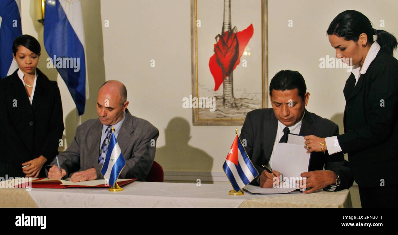 (150331) -- L'AVANA, 31 marzo 2015 --Presidente dell'Istituto di Aeronautica civile di Cuba Alfredo Pablo Cordero (2nd L) e Direttore generale dell'Istituto Nicaragua di Aeronautica civile Carlos Salazar (2nd R) prendere parte alla cerimonia di firma di un nuovo accordo bilaterale sul trasporto aereo a l'Avana, capitale di Cuba, il 31 marzo 2015. Miguel Guzman Ruiz/Prensa Latina) (dzl) CUBA-HAVANA-NICARAGUA-INDUSTRY-AGREEMENT e PRENSAxLATINA PUBLICATIONxNOTxINxCHN Havana marzo 31 2015 Presidente dell'Istituto di Aeronautica civile di Cuba Alfredo Pablo Cordero 2nd l e Direttore generale di T. Foto Stock