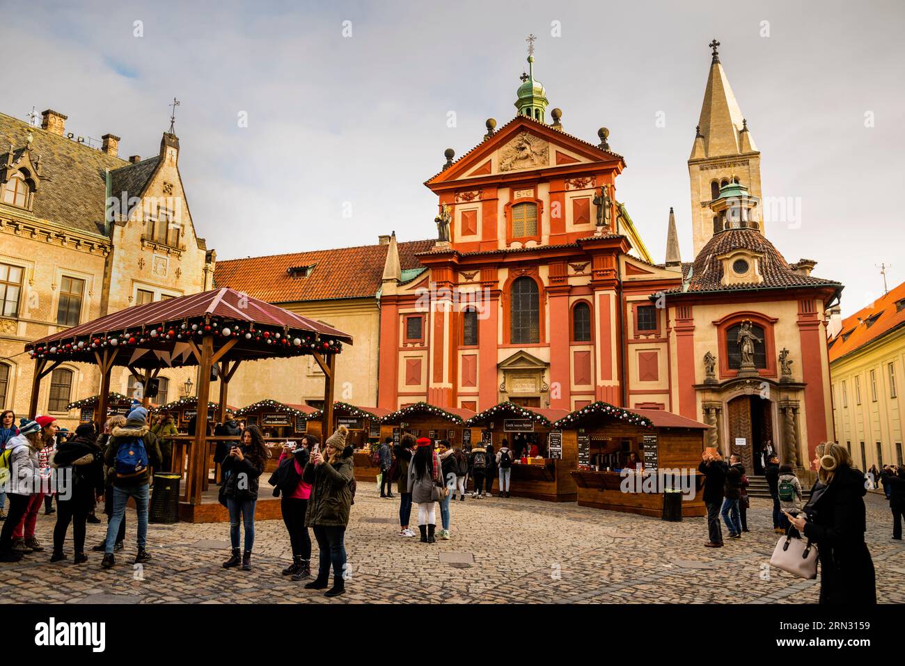 Basilica barocca di San Giorgio nel complesso del Castello di Praga, Repubblica Ceca durante il periodo natalizio. Foto Stock