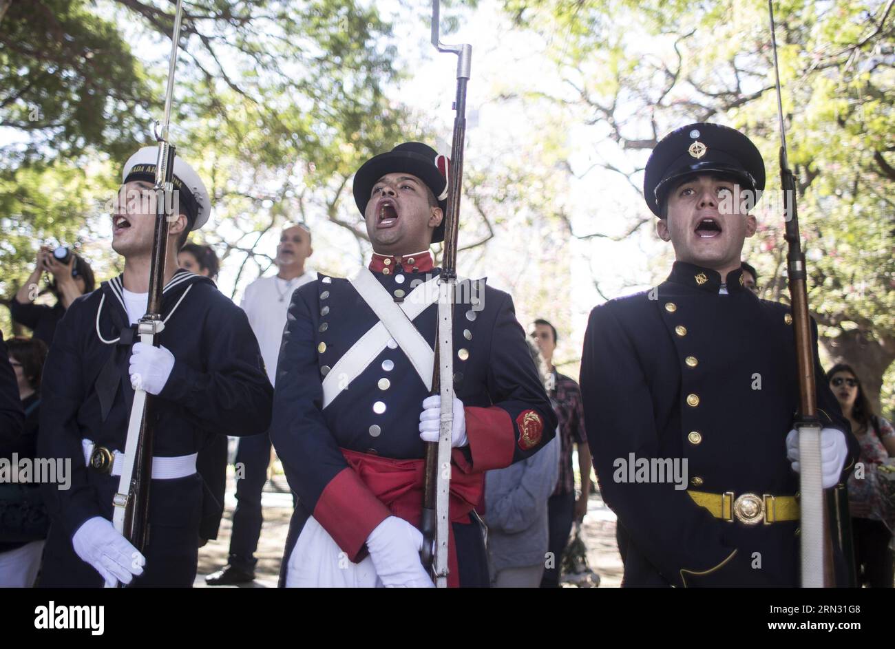 (150402) -- BUENOS AIRES, 2 aprile 2015 -- membri di diverse forze militari e di sicurezza si trovano al Monumento ai Caduti a Malvinas, durante l'atto per il 33° anniversario della guerra tra Argentina e Regno Unito, nella città di Buenos Aires, capitale dell'Argentina, il 2 aprile 2015. Martin Zabala) (fnc)(xyf) ARGENTINA-BUENOS AIRES-ANNIVERSARY e MARTINxZABALA PUBLICATIONxNOTxINxCHN Buenos Aires Apr 2 2015 membri di diverse forze militari e di sicurezza si trovano AL Monumento alla caduta di Malvinas durante l'ATTO per il 33° anniversario dell'era tra Argentina e United Foto Stock