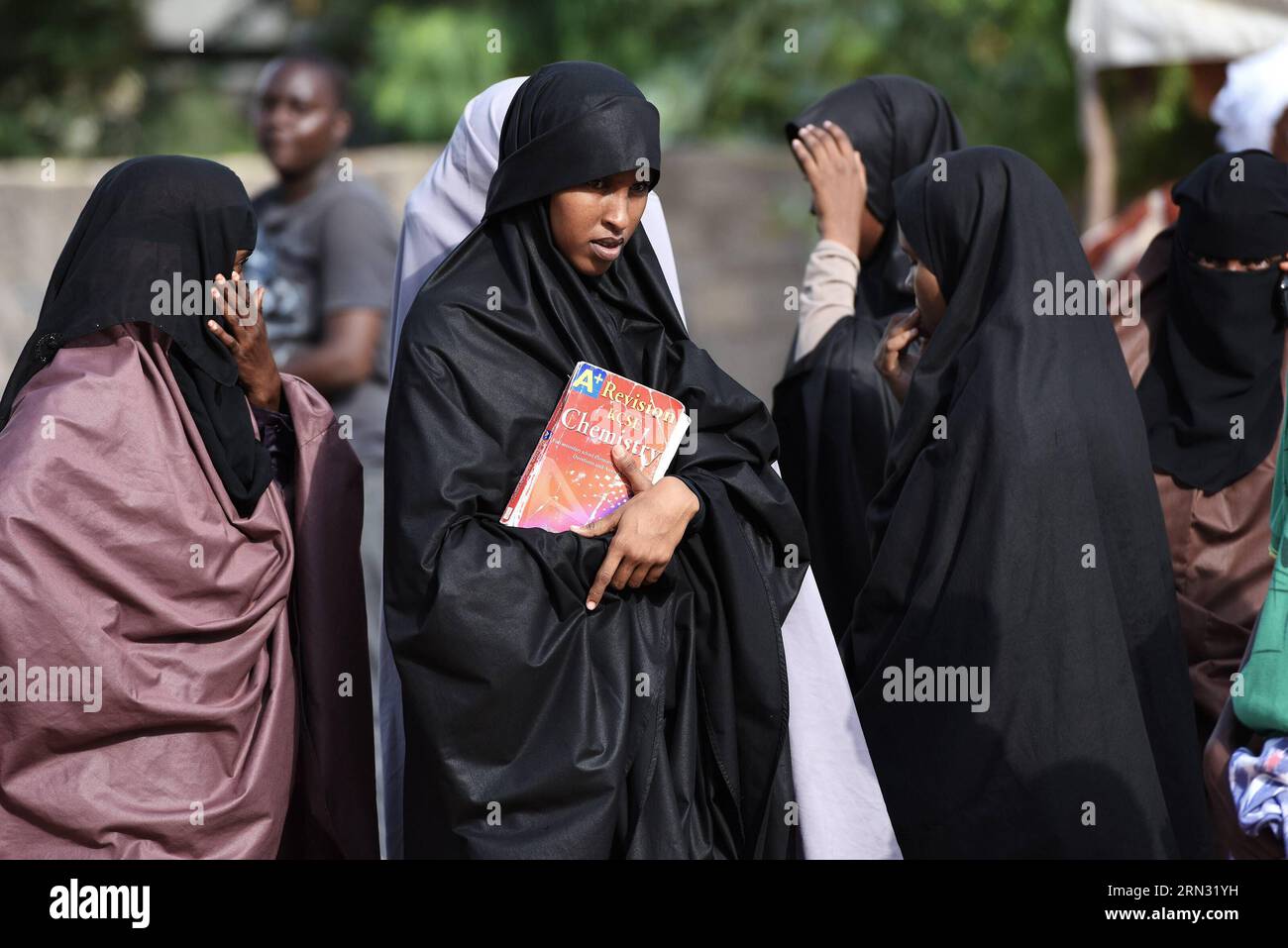 Gli studenti attendono le ultime notizie all'ingresso del campus della Moi University a Garissa, Kenya, il 3 aprile 2015. Un giorno di assedio di un campus universitario keniota da parte di uomini armati giovedì ha ucciso 147 persone e ferito 79, ha detto il ministro degli interni keniota Joseph Nkaissery. ) KENYA-GARISSA-UNIVERSITY-ATTACK SunxRuibo PUBLICATIONxNOTxINxCHN gli studenti attendono le ultime notizie ALL'ingresso del campus universitario Moi a Garissa Kenya 03 aprile 2015 un giorno di vittorie di un campus universitario keniota da giovedì 147 MORTI e 79 feriti ministri degli interni keniani Joseph Said Kenya Garissa University Attack PUBLICATIONXNO Foto Stock