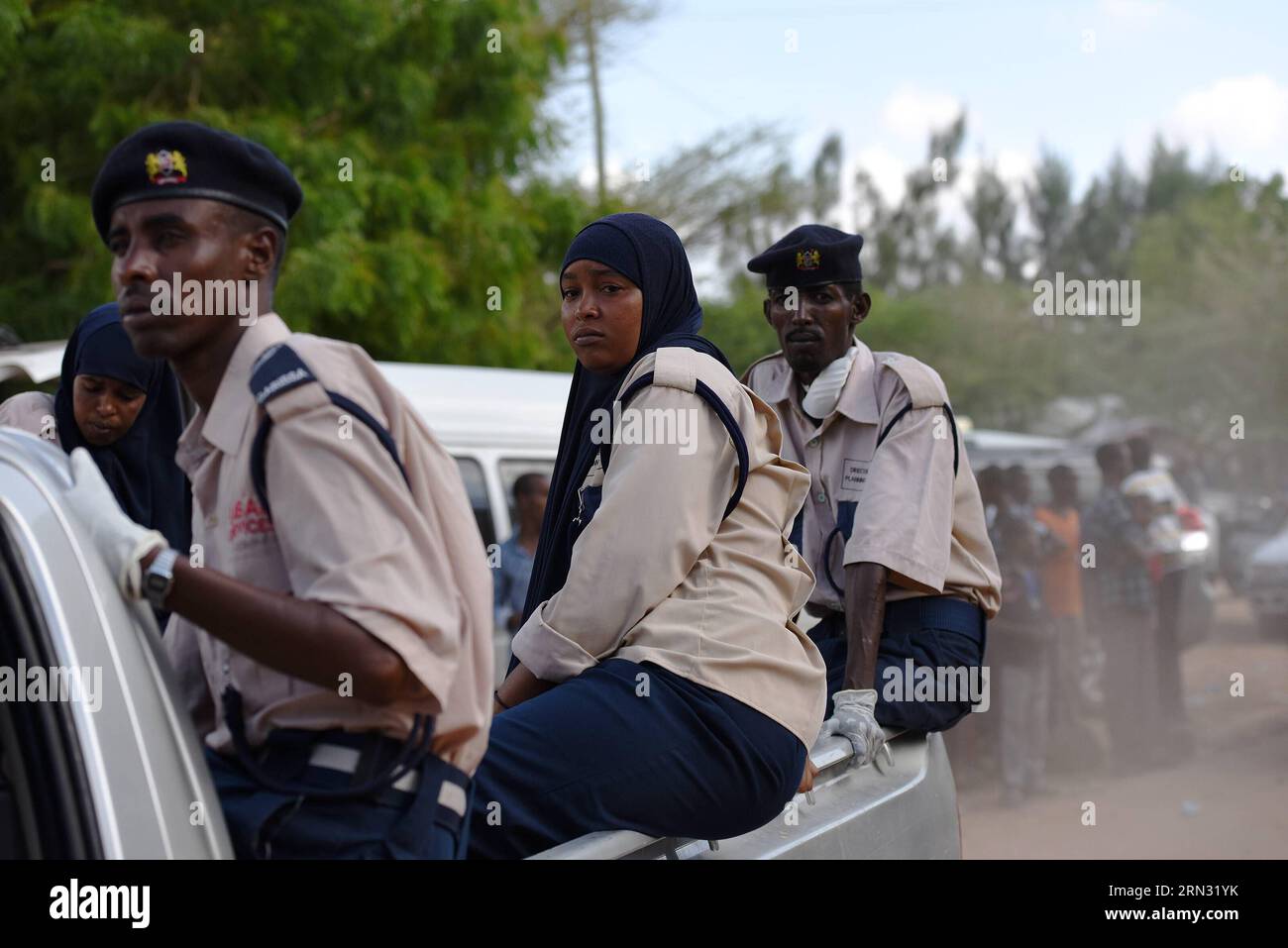 La polizia locale di Garissa si dirige verso il campus della Moi University a Garissa, Kenya, il 3 aprile 2015. Un giorno di assedio di un campus universitario keniota da parte di uomini armati giovedì ha ucciso 147 persone e ferito 79, ha detto il ministro degli interni keniota Joseph Nkaissery. ) KENYA-GARISSA-UNIVERSITY-ATTACK SunxRuibo PUBLICATIONxNOTxINxCHN polizia locale di Garissa verso il campus universitario Moi a Garissa Kenya 03 aprile 2015 un giorno vittorie di un campus universitario keniota di giovedì UCCISO 147 e ferito 79 ministri degli interni kenioti Joseph Said Kenya Garissa University Attack PUBLICATIONXNOTxINxCHN Foto Stock