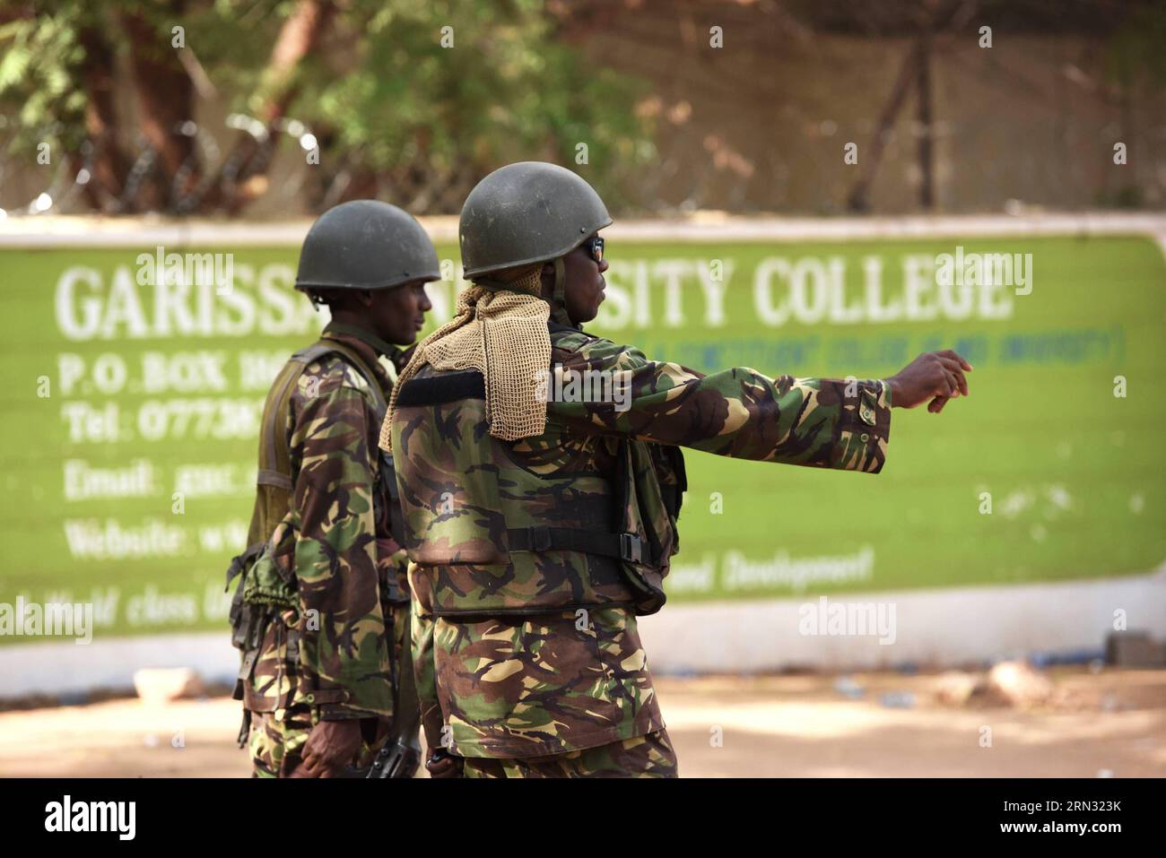 (150403) - GARISSA, 3 aprile 2015 - due soldati kenioti stanno di guardia all'ingresso del campus della Moi University a Garissa, Kenya nordorientale, 3 aprile 2015. Ambulanze, e veicoli che trasportano forze di sicurezza, possono ancora essere visti entrare e uscire dall'università al mattino, mentre la polizia ha sigillato il campus con forze di sicurezza che pattugliano sulle strade principali della città. ) KENYA-GARISSA-UNIVERSITY-ATTACK-AFTERMATH SunxRuibo PUBLICATIONxNOTxINxCHN Garissa 3 aprile 2015 due soldati kenioti stanno di guardia ALL'ingresso del campus dell'Università Moi a Garissa, Kenya nordorientale 3 aprile 2015 ambulanze Foto Stock