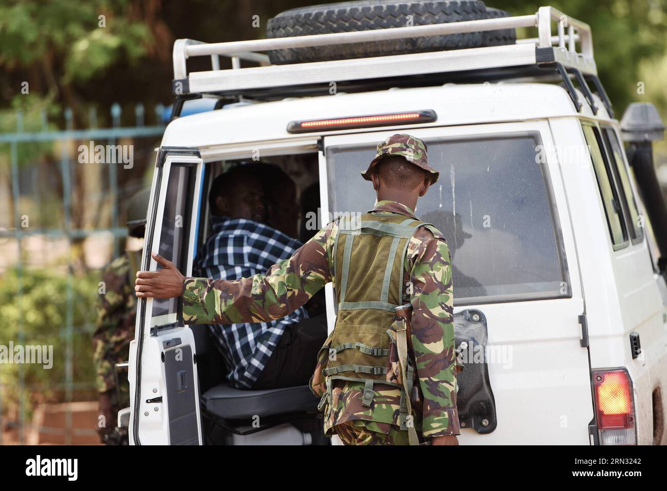 (150403) - GARISSA, 3 aprile 2015 - Un soldato keniota controlla un minivan prima di entrare nel campus della Moi University a Garissa, Kenya nordorientale, 3 aprile 2015. Ambulanze, e veicoli che trasportano forze di sicurezza, possono ancora essere visti entrare e uscire dall'università al mattino, mentre la polizia ha sigillato il campus con forze di sicurezza che pattugliano sulle strade principali della città. ) KENYA-GARISSA-UNIVERSITY-ATTACK-AFTERMATH SunxRuibo PUBLICATIONxNOTxINxCHN Garissa 3 aprile 2015 un soldato keniota controlla un minivan prima di entrare nel campus universitario Moi a Garissa Kenya nord-orientale aprile Foto Stock