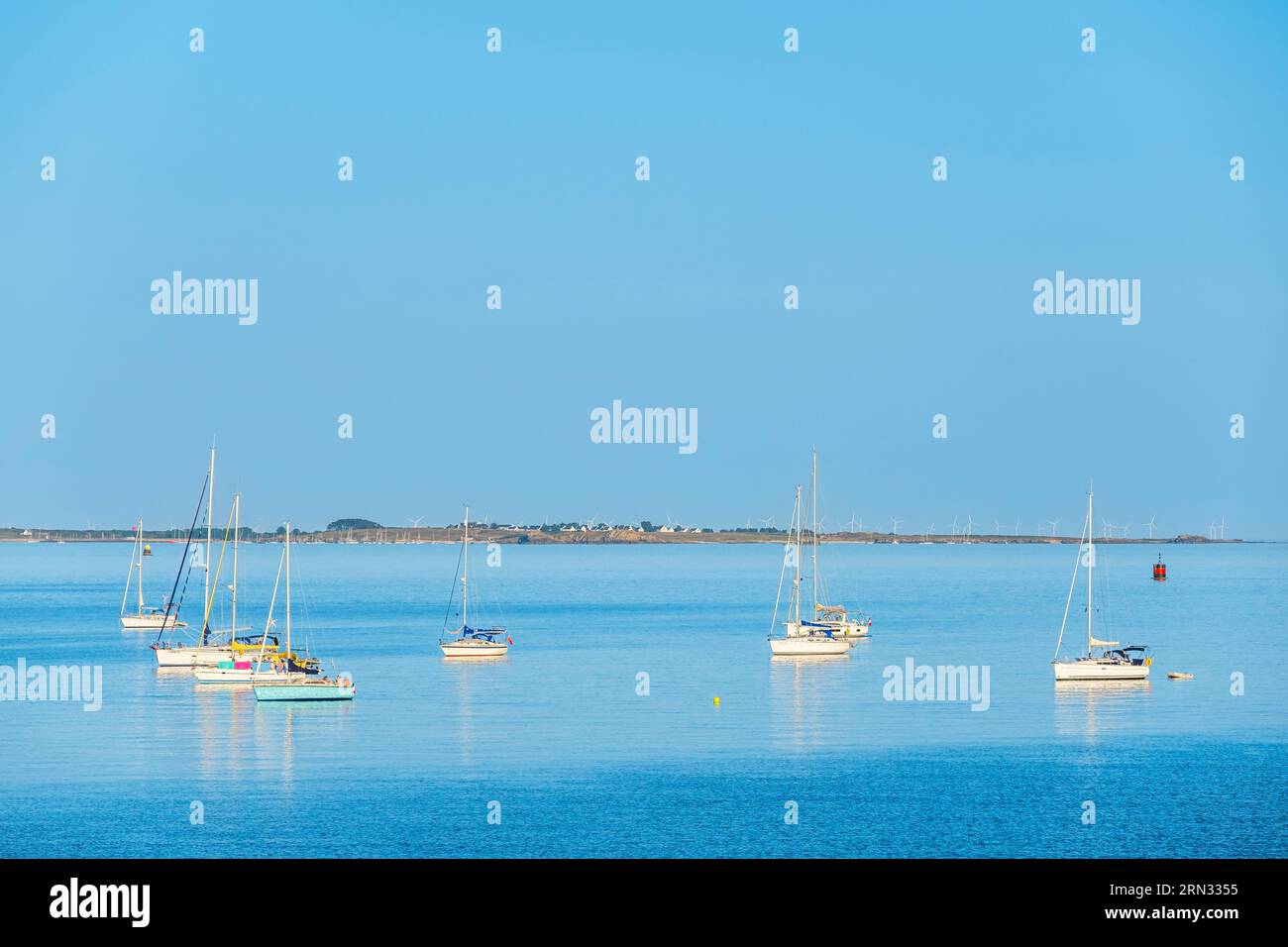 Francia, Morbihan, isola di Houat, ormeggio al largo della Great Beach Foto Stock