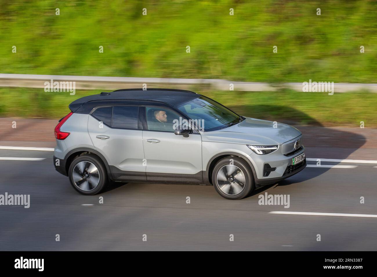 2023 Grey Volvo XC40 Core Recharge Twin EV AWD Twin AWD 408 Pure Electric Auto 82 kWh Auto SUV elettricità 300 kW, trazione posteriore monomotore Twin e Powertrain; viaggia a velocità sostenuta sull'autostrada M6 a Greater Manchester, Regno Unito Foto Stock