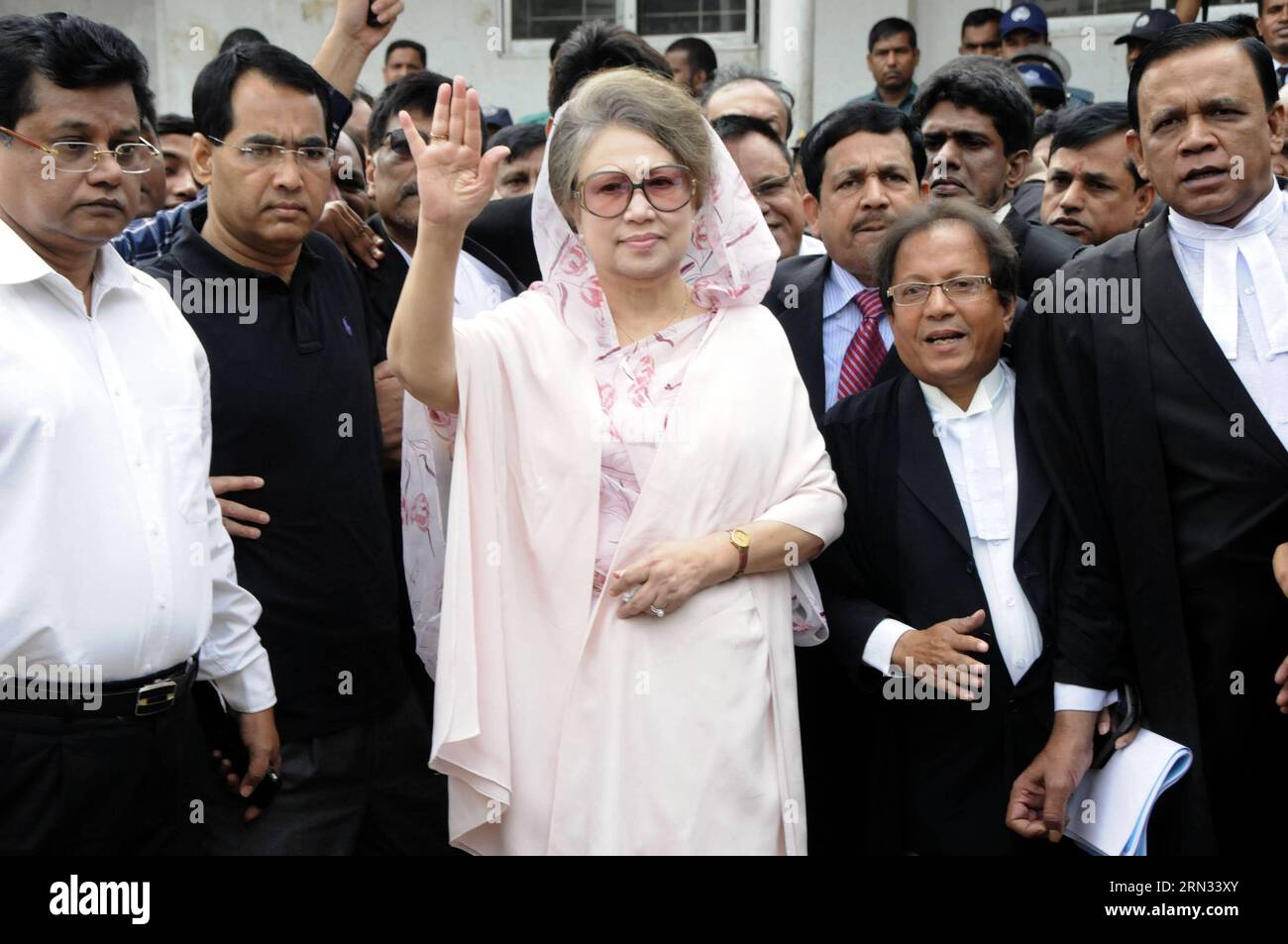 L'ex primo ministro del Bangladesh e presidente del Partito nazionalista del Bangladesh (BNP) Khaleda Zia (C) onda dopo essere arrivato in un'udienza giudiziaria di due casi di innesto a Dacca, Bangladesh, il 5 aprile 2015. Un tribunale della capitale bengalese Dhaka ha concesso una cauzione condizionale all'ex primo ministro Khaleda Zia in due casi presentati dall'organismo anti-innesto del paese. Il tribunale del 25 febbraio ha emesso un mandato d'arresto contro Khaleda Zia, demolendo le sue vele nei casi Zia Orphanage Trust e Zia Charitable Trust. BANGLADESH-DHAKA-ex-PM-CORTE SharifulxIslam PUBLICATIONxNOTxINxCHN Ex primo Minista del Bangladesh Foto Stock