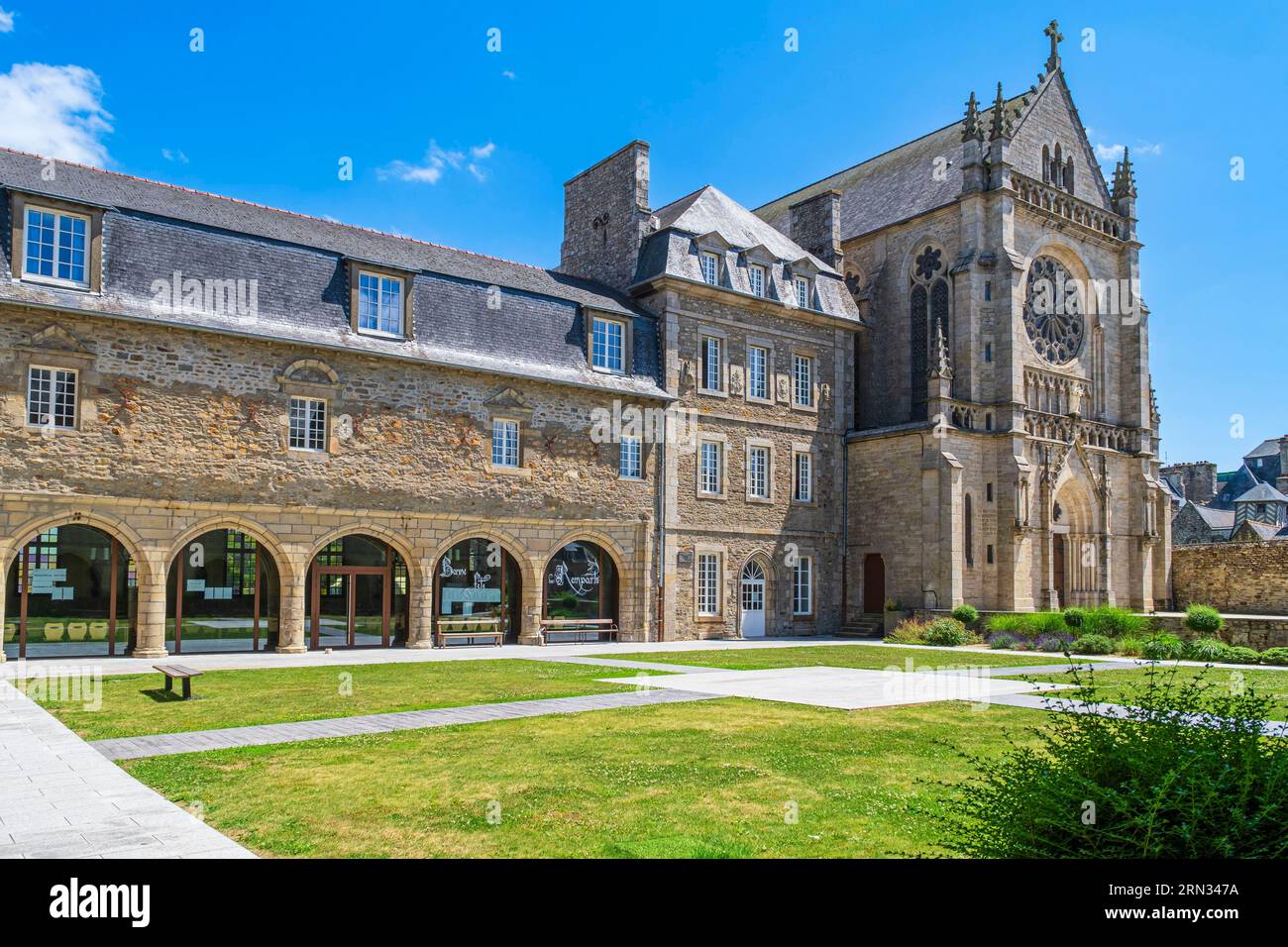 Francia, Cotes-d'Armor, Dinan, la città vecchia, il convento dei Cordeliers del XIII secolo, luogo di educazione privata cattolica dal 1804 Foto Stock