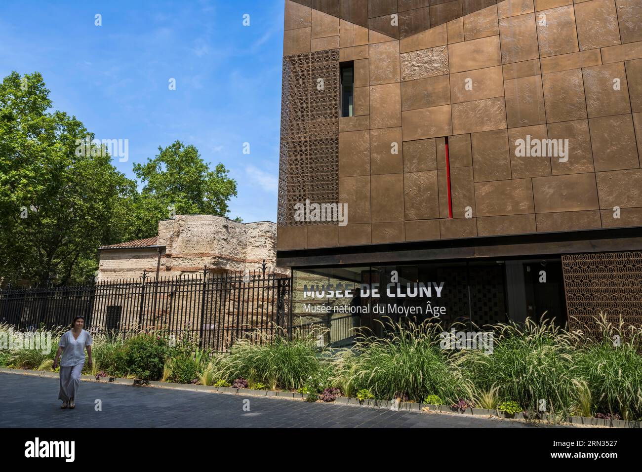 Francia, Parigi, Musée de Cluny - Musée National du Moyen-Age (Museo del Medioevo nell'ex Hotel de Cluny), il nuovo edificio moderno adiacente all'ex residenza privata di Cluny e alle terme romane Foto Stock