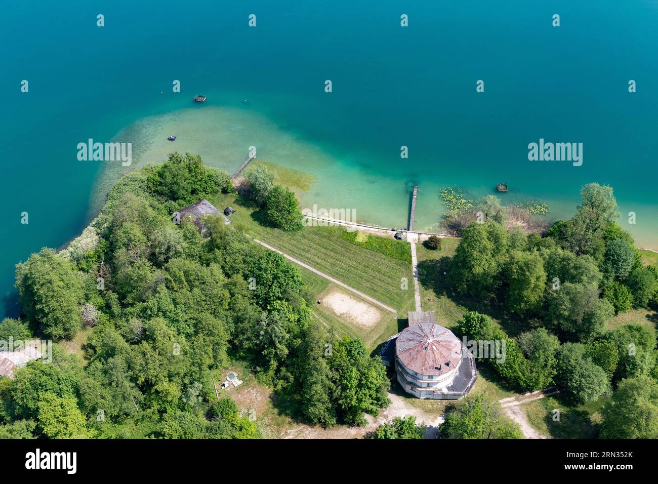 Francia, Savoie, Avant Pays savoyard, Lépin le Lac, Lago di Aiguebelette, canal (vista aerea) Foto Stock