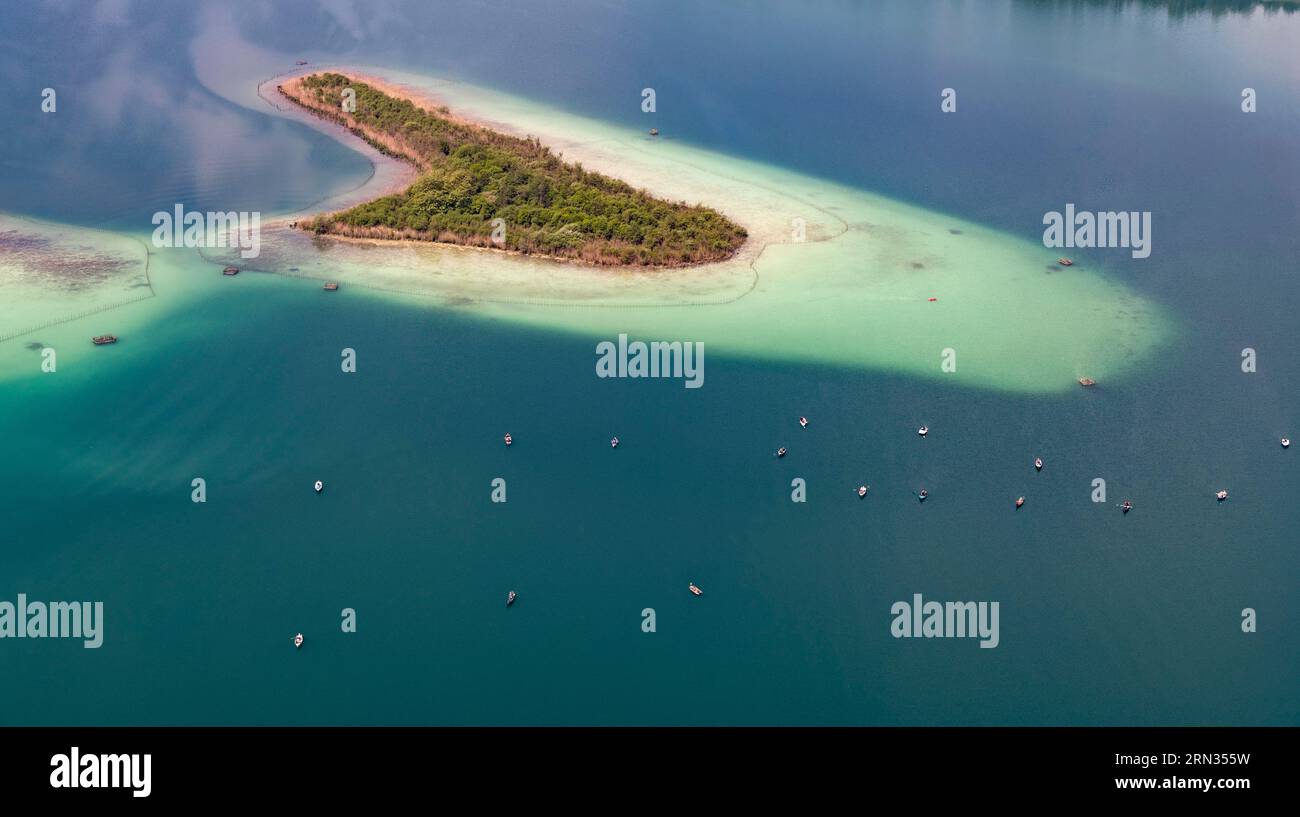 Francia, Savoie, Avant Pays Savoyard, Lepin le Lac, Lago di Aiguebelette (vista aerea) Foto Stock